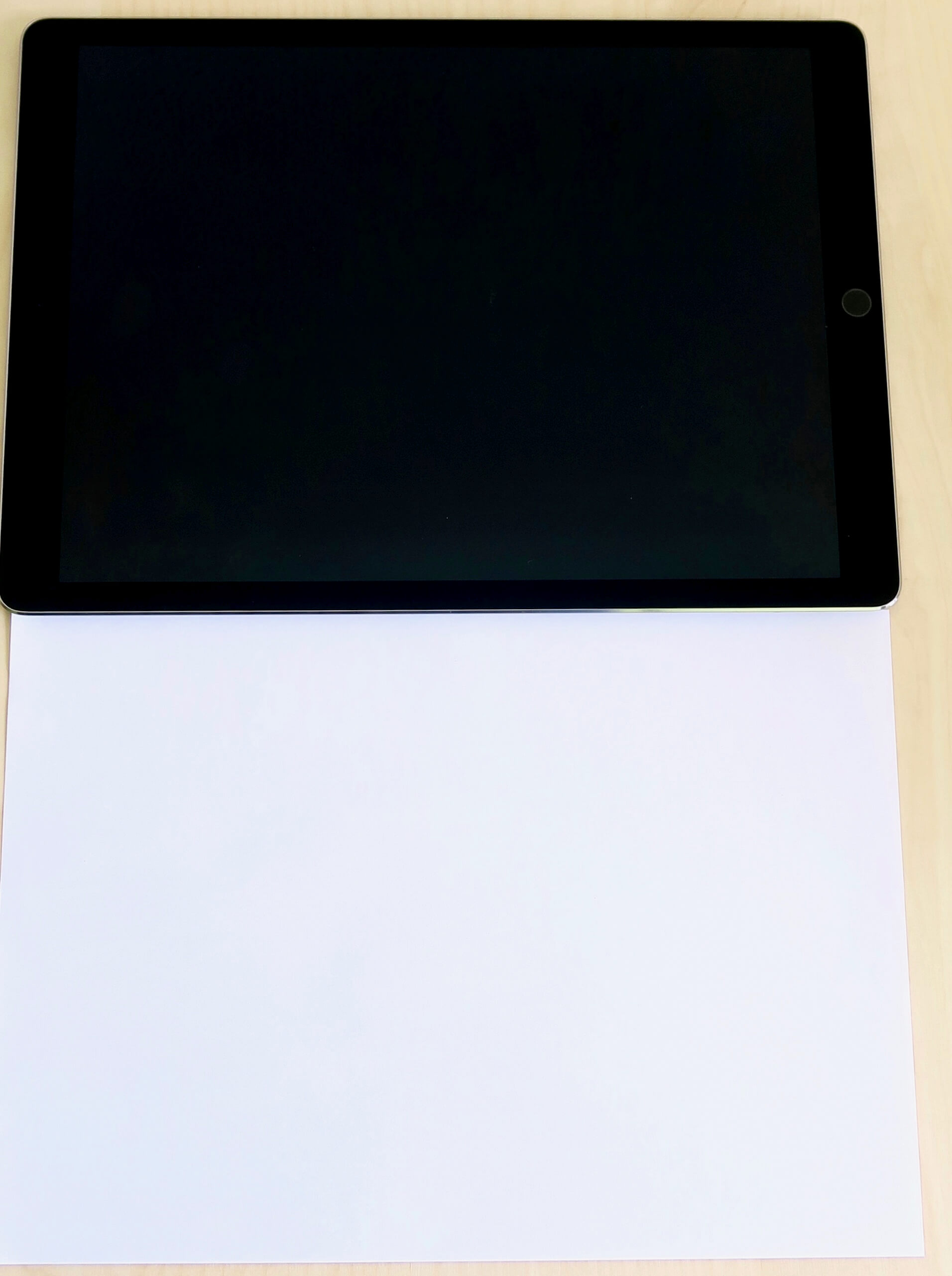 De 12,9-inch iPad Pro tegenover een A4 papier