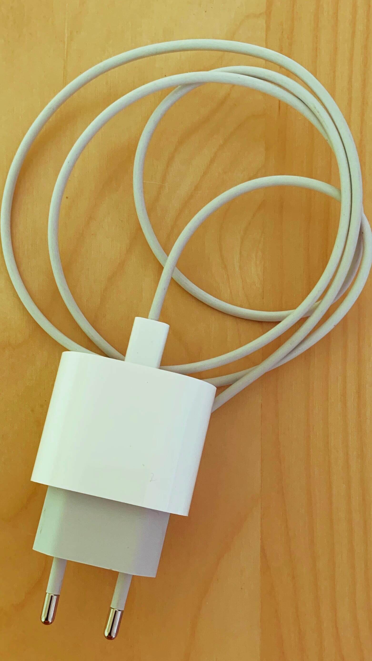 De 18W USB-C lader van Apple is relatief goedkoop, en kan een iPhone supersnel opladen