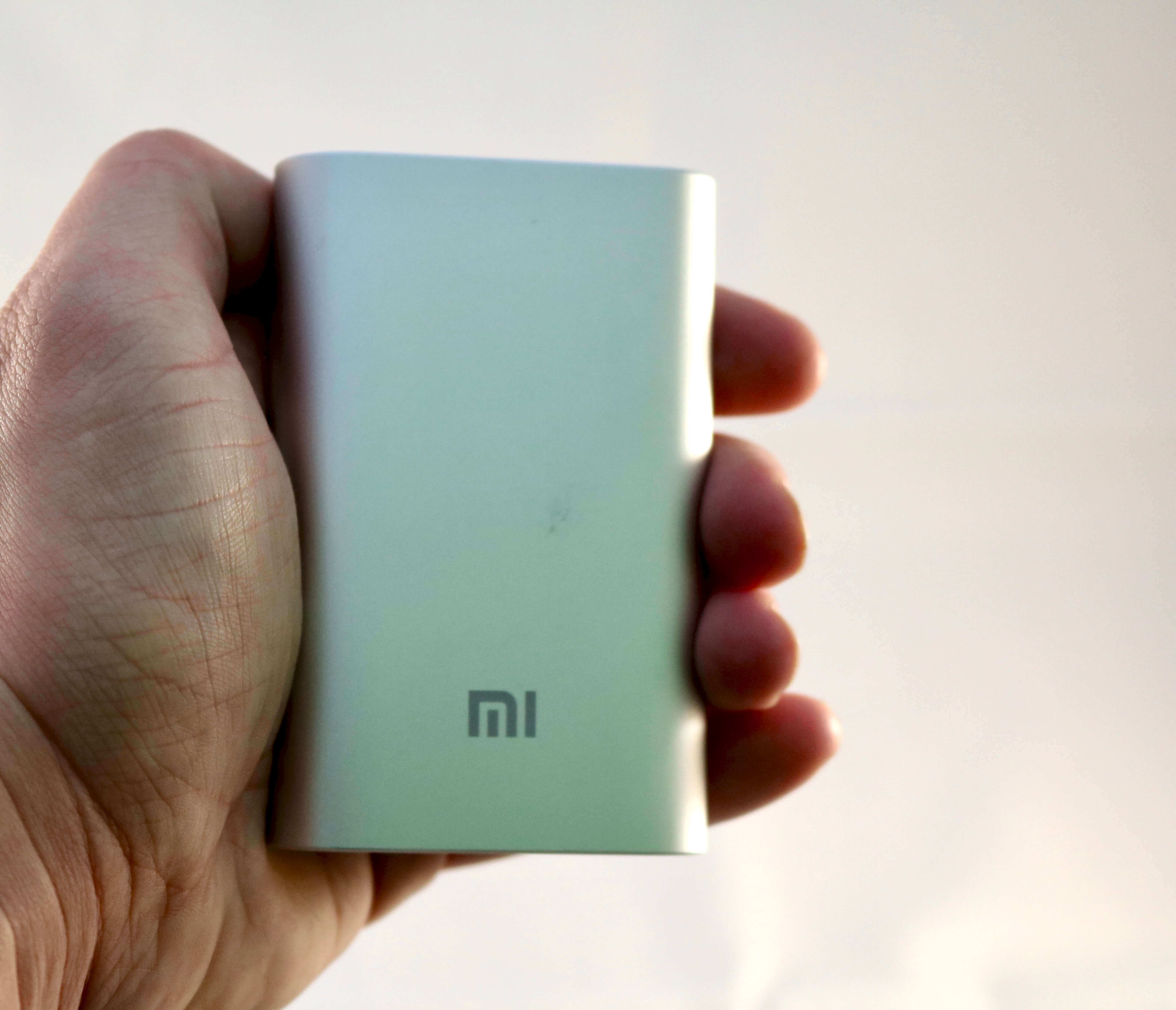 Deze powerbank is klein genoeg om makkelijk even in je hand te houden