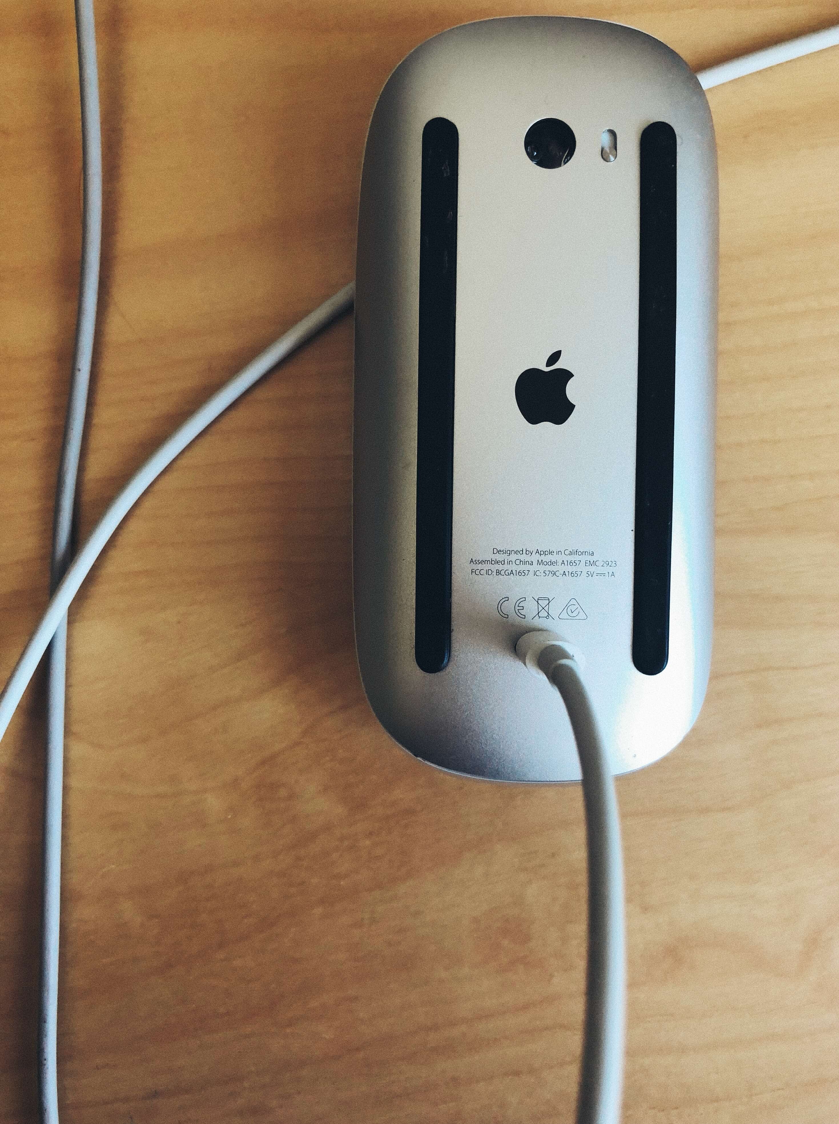 De Magic Mouse wordt opgeladen door de kabel in de onderkant te steken
